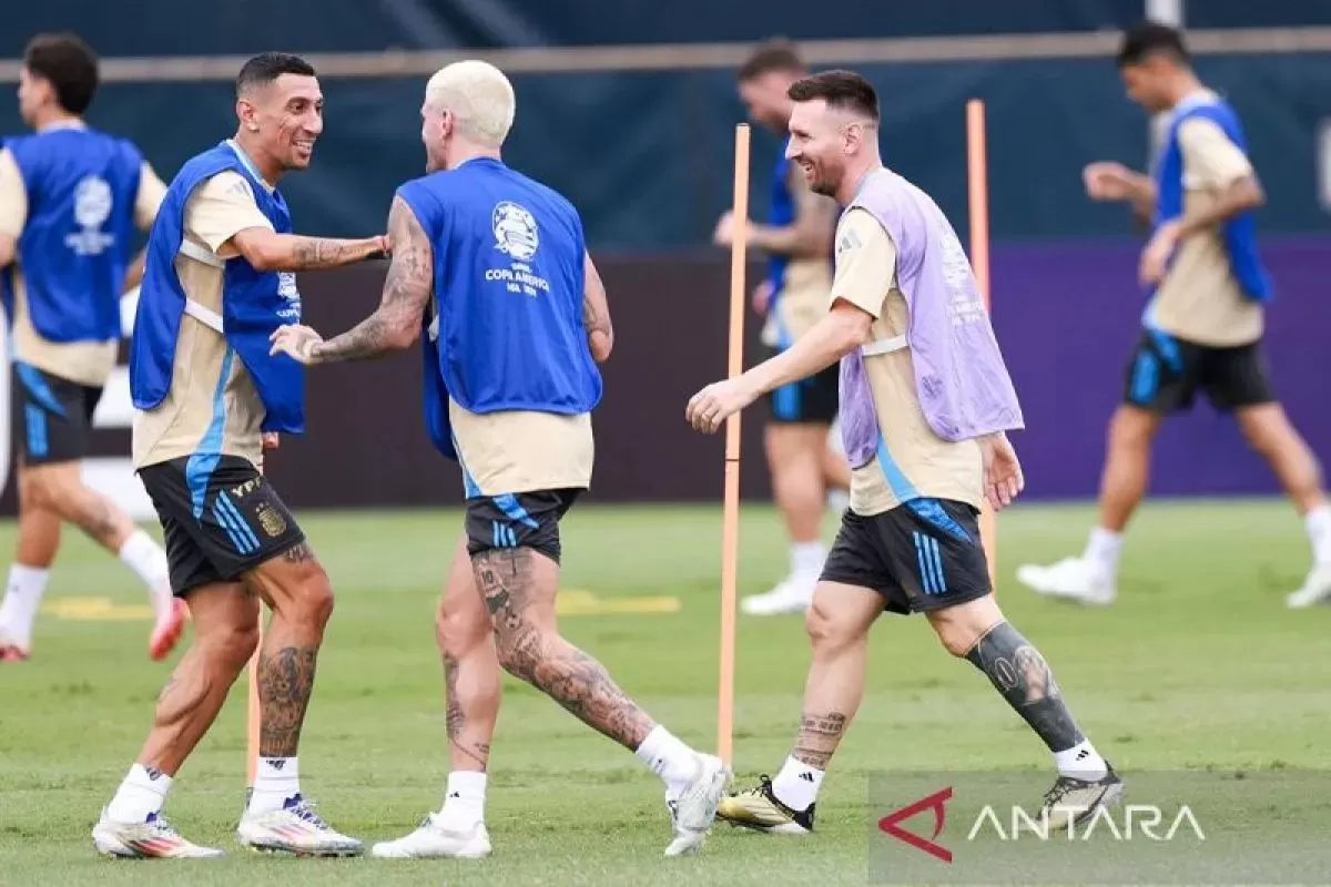 Pemain Timnas Argentina Angel Di Maria, Rodrigo De Paul, dan Lionel Messi saat berlatih jelang final Copa America 2024 di Kampus FIU di Miami Gardens, Florida, AS (13/7/2024). ANTARA/AFP/Getty Images/